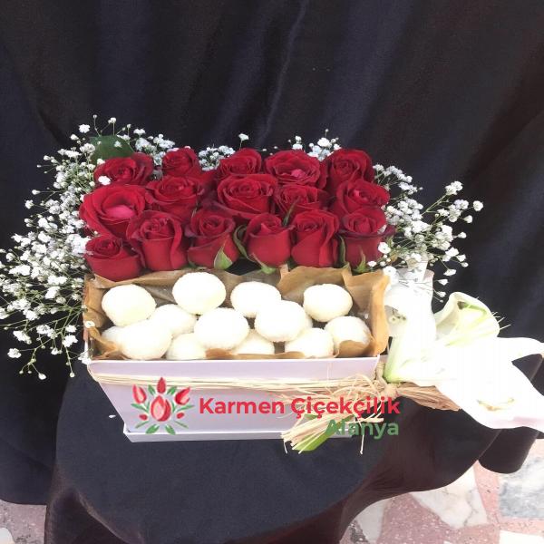  Alanya Çiçek Siparişi kutuda güller ve cikolata